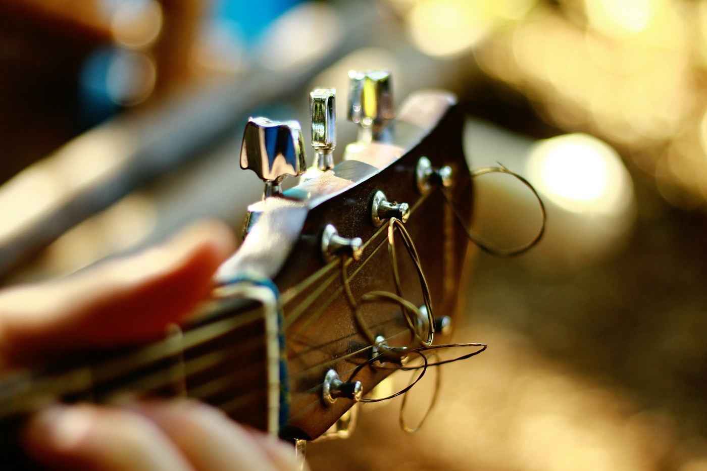 Tuning a guitar headstock